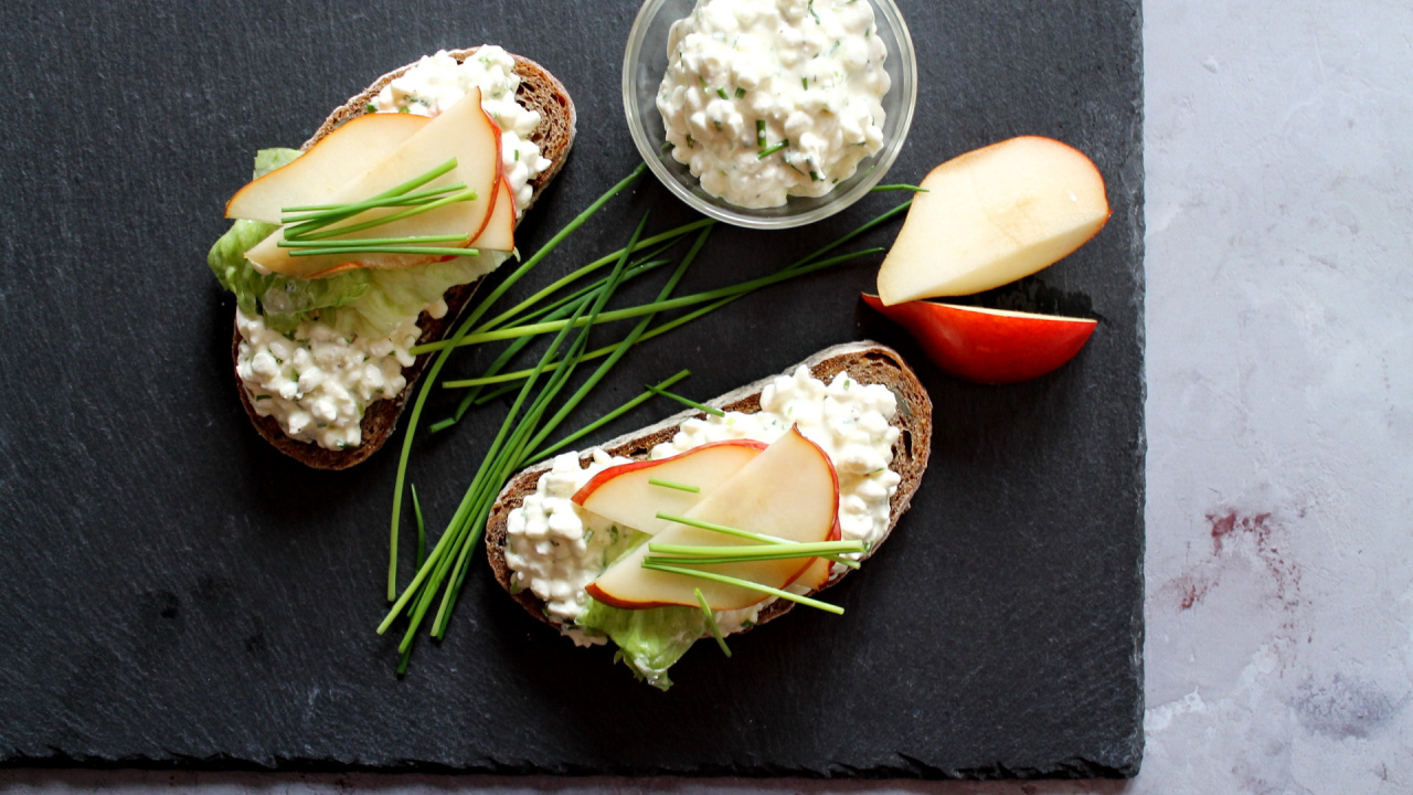 Sandwich mit Hüttenkäse und Traubenkernöl