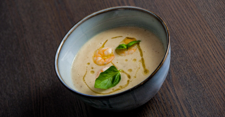 Gebackene Blumenkohlsuppe mit Königsgarnelen und Haselnussöl