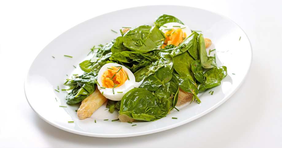 Spargelsalat mit Ei, Spinat und Pödör Bio Mandelöl