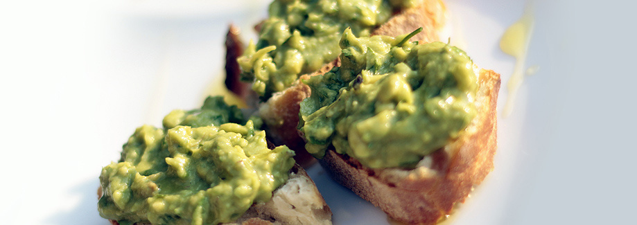 Avocadocreme auf Roggenbrot mit Leindotteröl