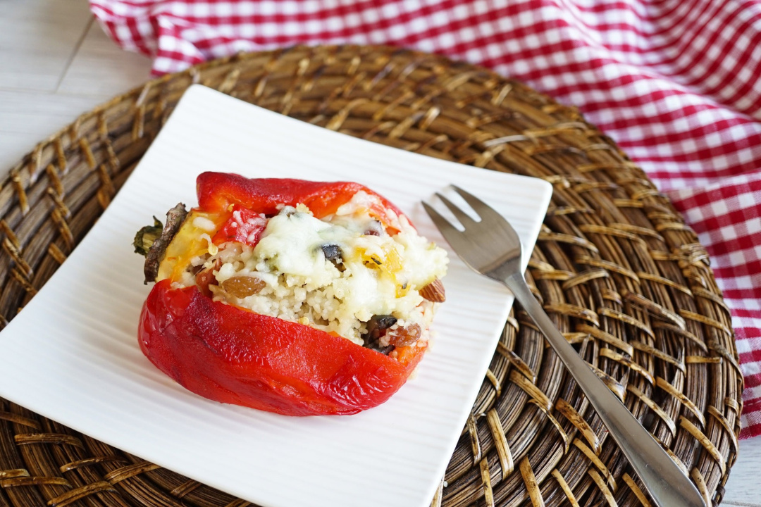 Gebackene Paprika gefüllt mit Couscous und Rosinen