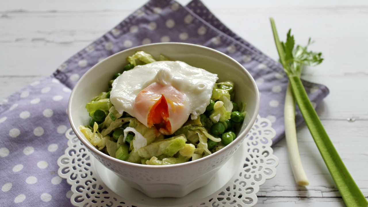 Erbsensalat mit pochiertem Ei