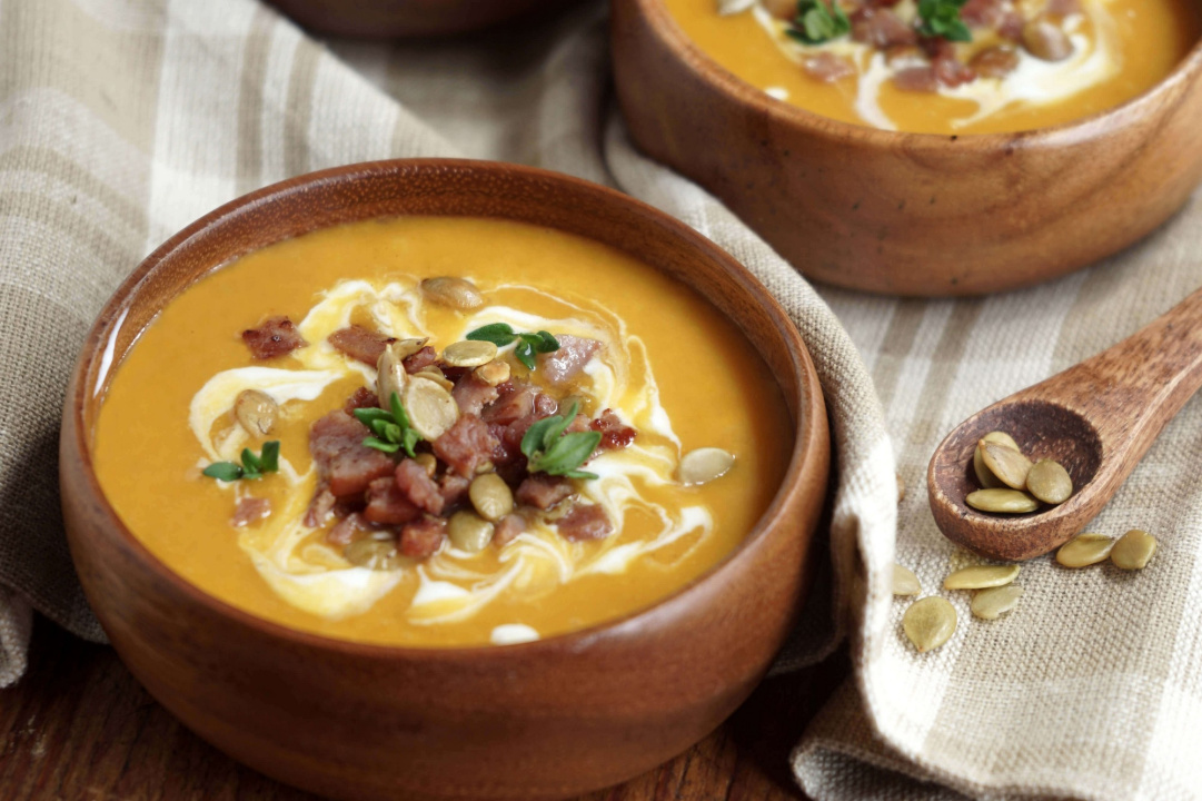 Orangen-Karotten-Fenchelsuppe mit Pödör Zweigelt Traubenkernöl