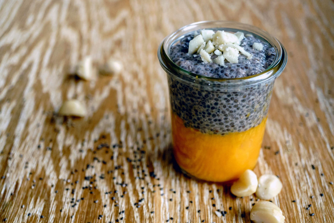 Chiasamenpudding mit Gartenkürbis, Pödör Haselnussöl und Pödör Macadamianüssen