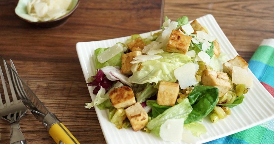 Gemischter Salat mit gerösteten Tofu-Würfeln