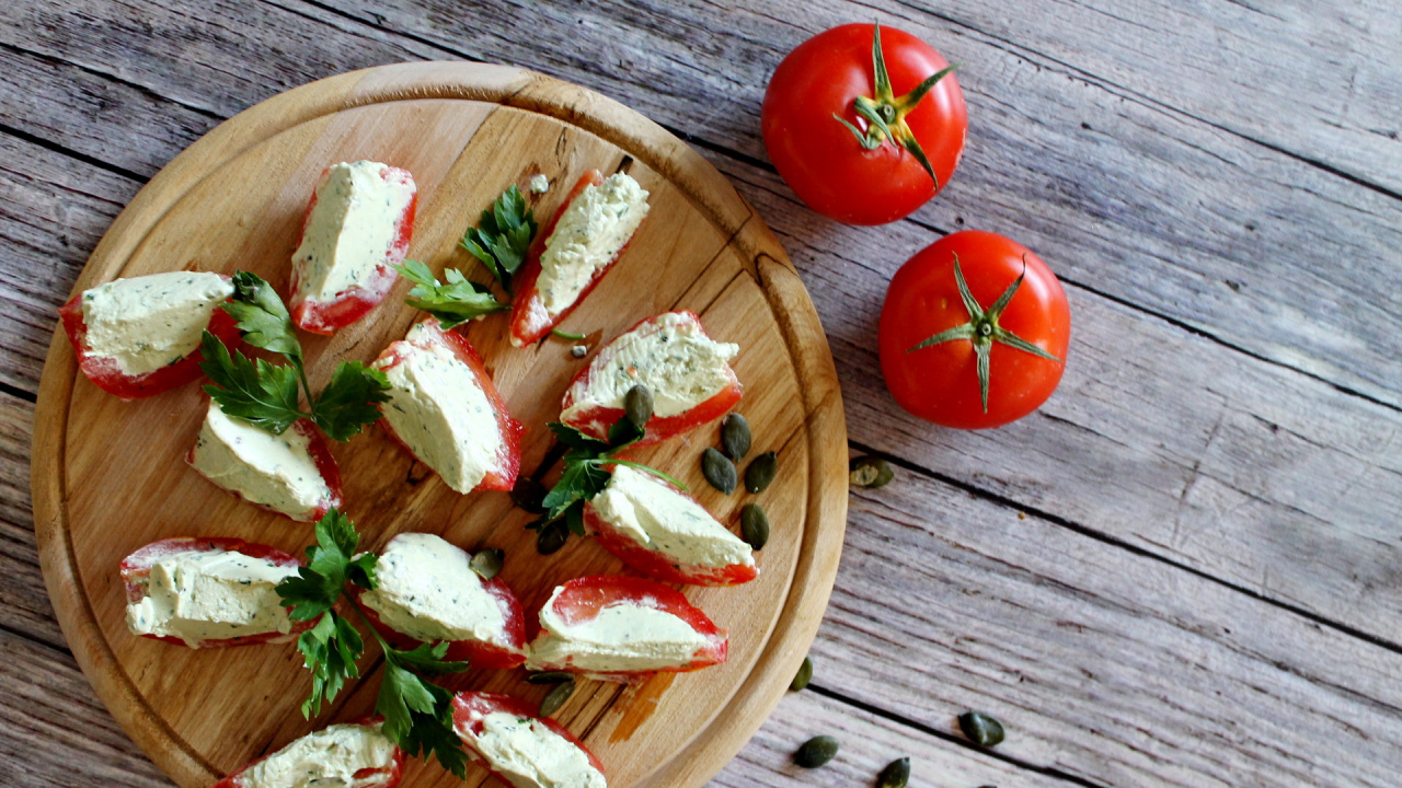 Tomatenschiffchen gefüllt mit Kräuterquark