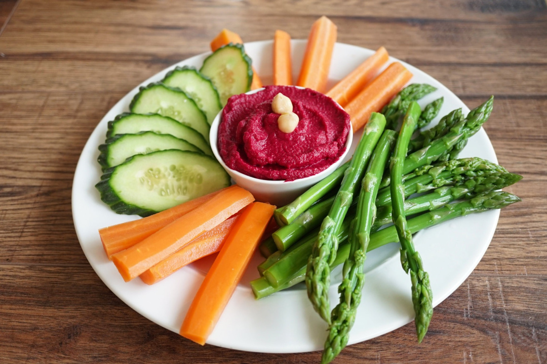 Hummus mit Rote Bete und frischem Gemüse