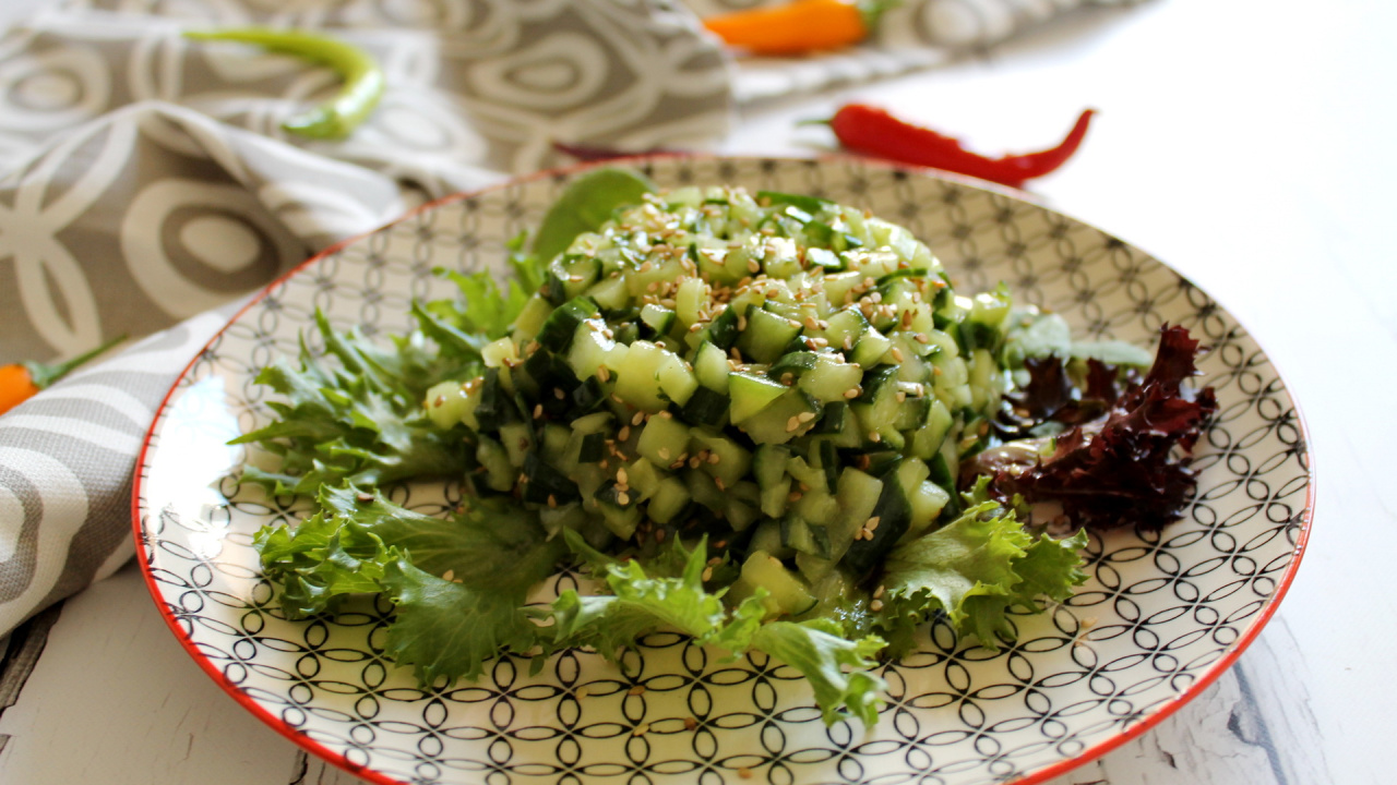 Gurkensalat mit Sesam und Honig