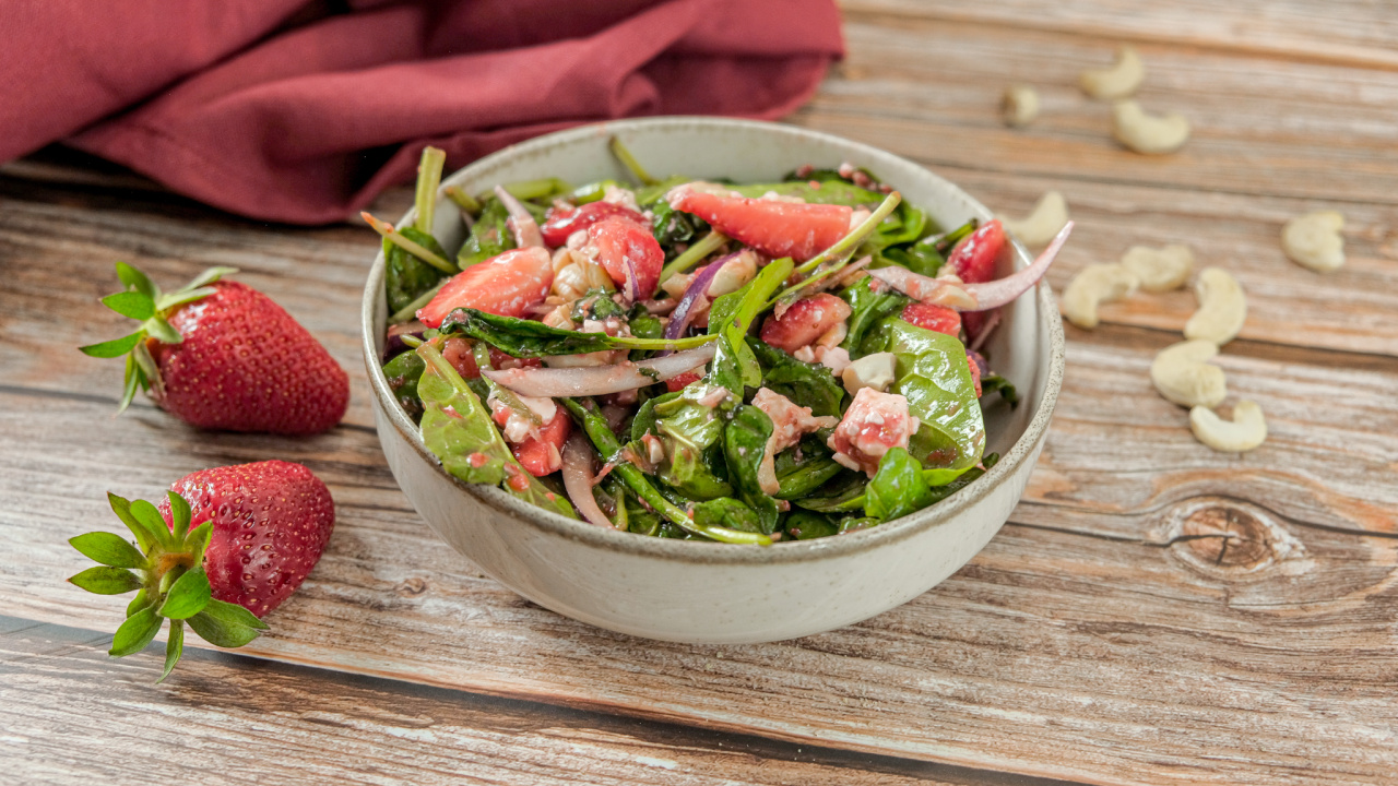 Erdbeer-Babyspinatsalat mit Bio Avocadoöl Dressing