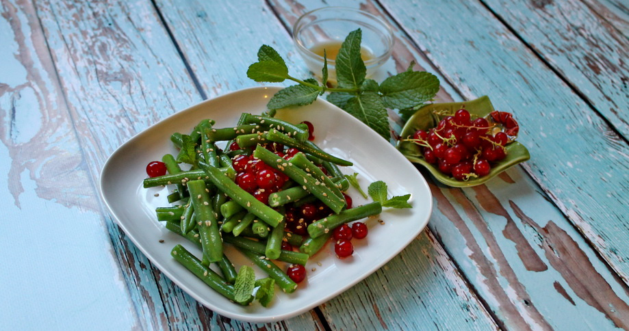 Salat von grünen Bohnen mit Johannisbeeren