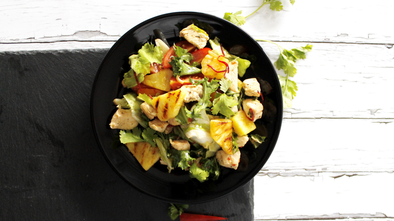 Salat mit gegrillter Hähnchenbrust und Ananas