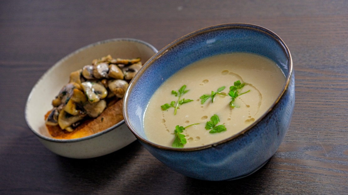 Kohlrabi-Cremesuppe mit Mohnöl und Pilz-Crostini