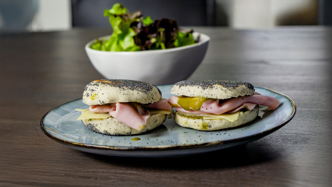 Muffin-Sandwich mit Kürbiskernöl-Mayonnaise und Mohnölsalat