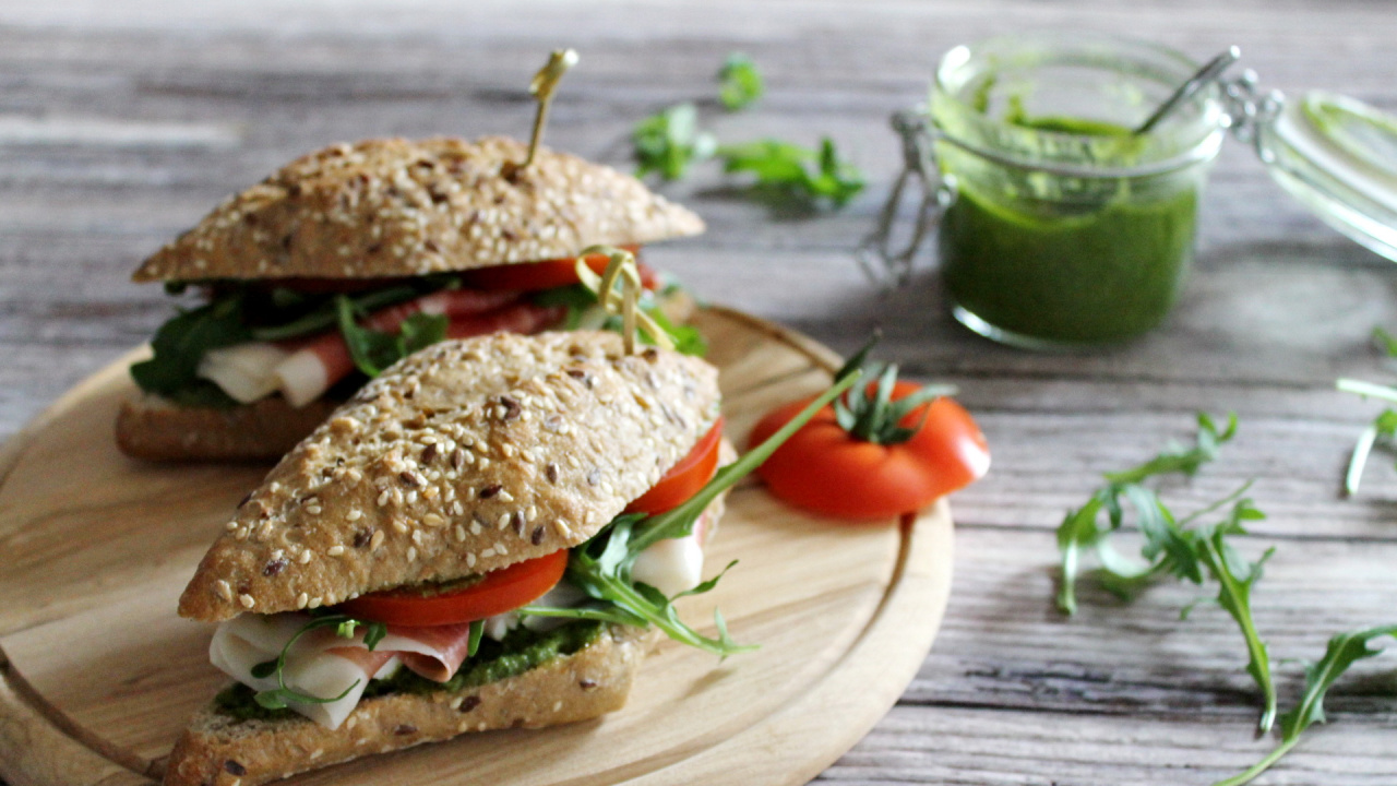 Sandwich mit Ziegenkäse, Schinken und Rucolapesto